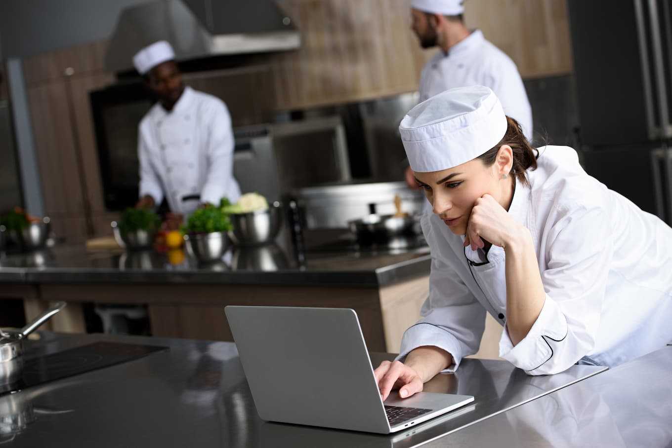 chef doing online haccp training