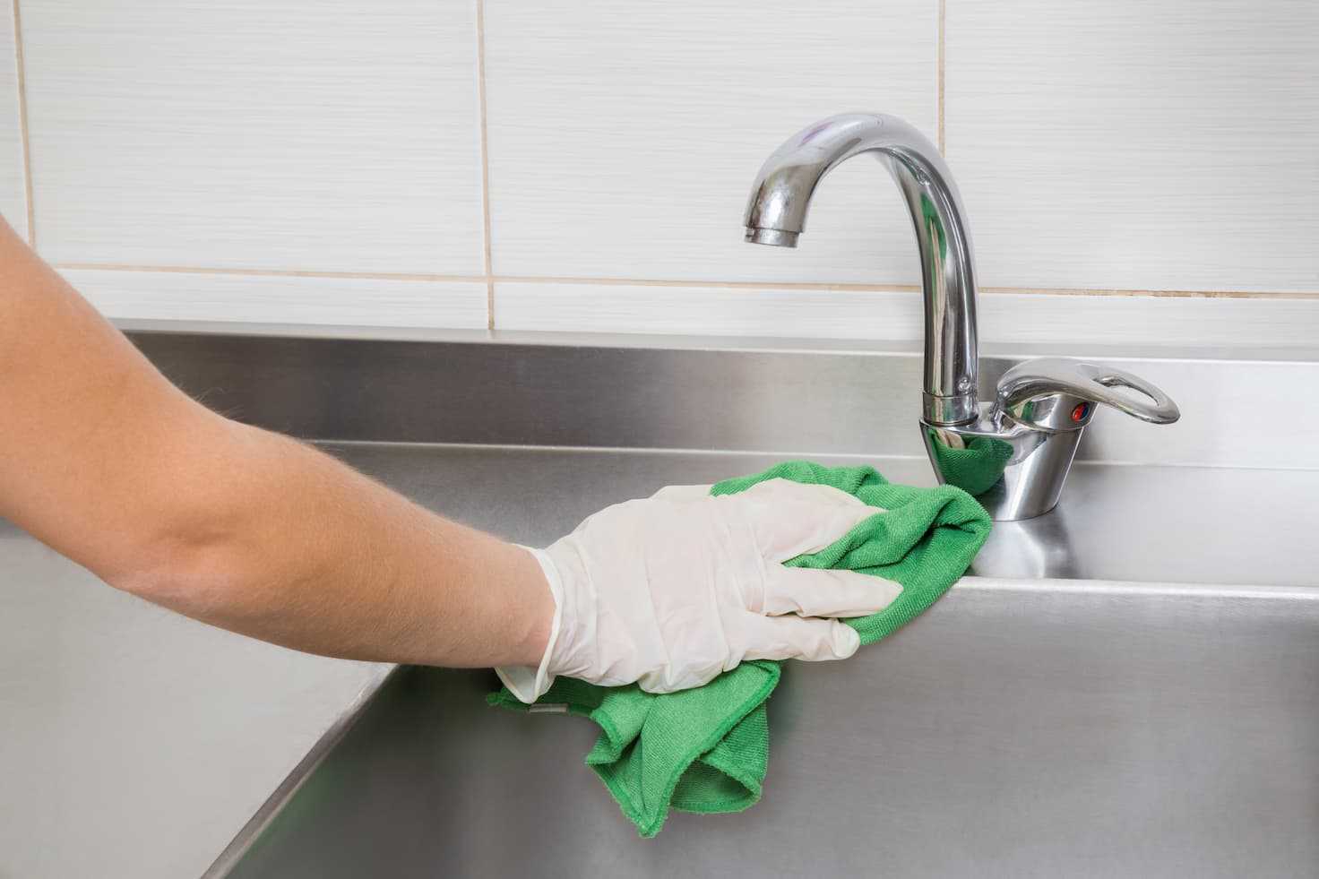 cleaning a 3 compartment sink