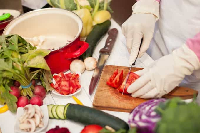 food safety practice - cutting vegetables separately