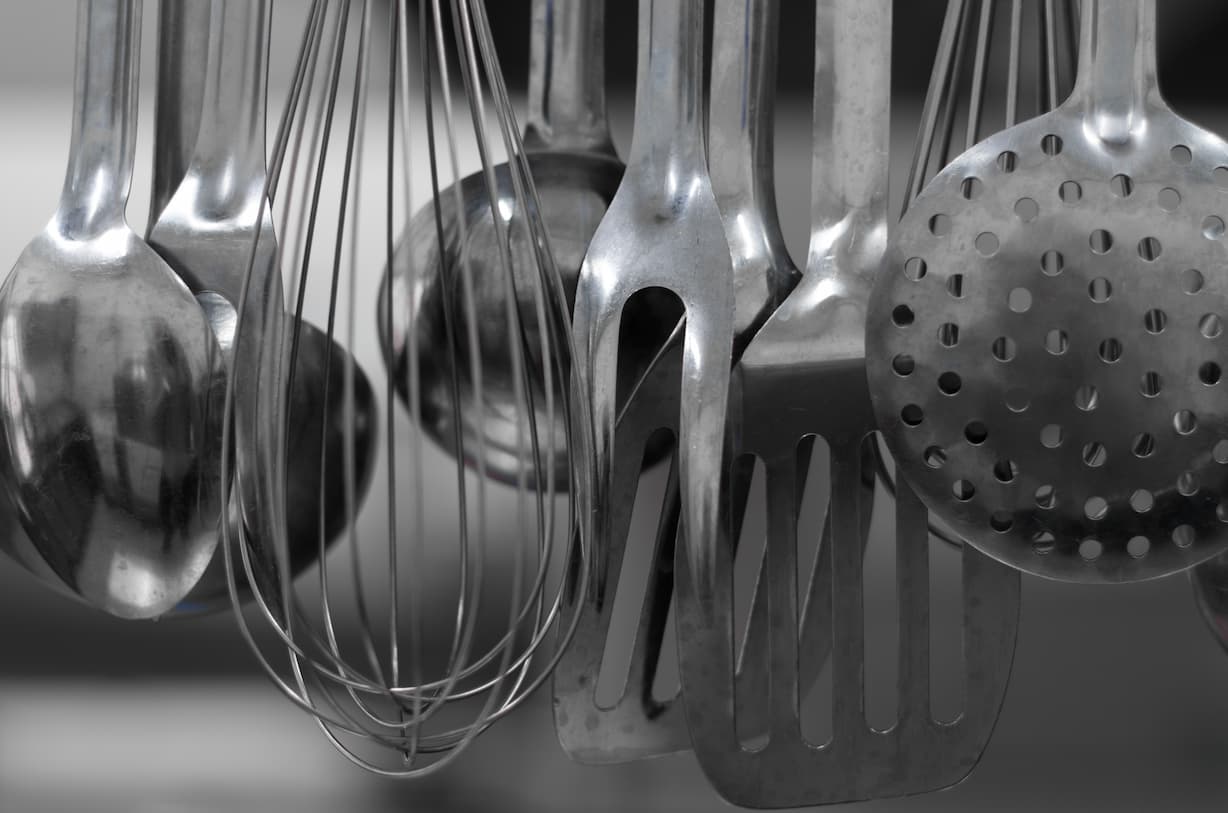7 easy steps of how to clean kitchen tools and equipment